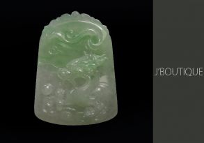 ミャンマー産天然無処理翡翠 ドラゴン 龍 オーナメント 手石 ペンダント ホワイト 薄明緑 冰