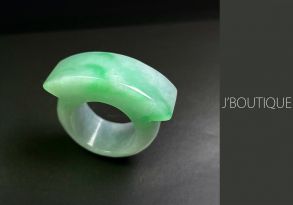 ミャンマー産天然無処理翡翠 サドルリング くりぬき 指輪 薄緑