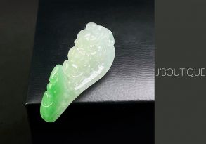 ミャンマー産天然無処理翡翠 ドラゴン 龍 ペンダント 手石 インテリア ホワイト 薄明緑 冰