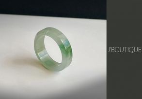 ミャンマー産天然無処理翡翠 くりぬき リング 指輪 オフホワイト 薄濃緑 冰