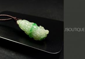 ミャンマー産天然無処理翡翠 白菜 ペンダント 手石 インテリア 薄緑 明緑 冰
