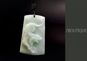 ミャンマー産天然無処理翡翠 タイガー 虎 オーナメント 手石 ペンダント オフホワイト 淡緑 糯