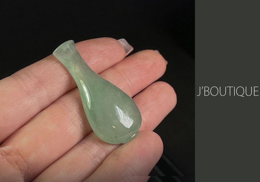 ミャンマー産天然無処理翡翠 花瓶 ペンダント 手石 オーナメント 薄青緑 冰